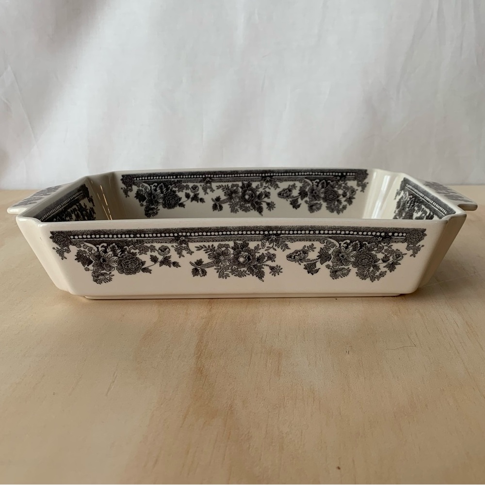 Queen’s Quintessential Game Rectangular Baker - Picture 5 of 10